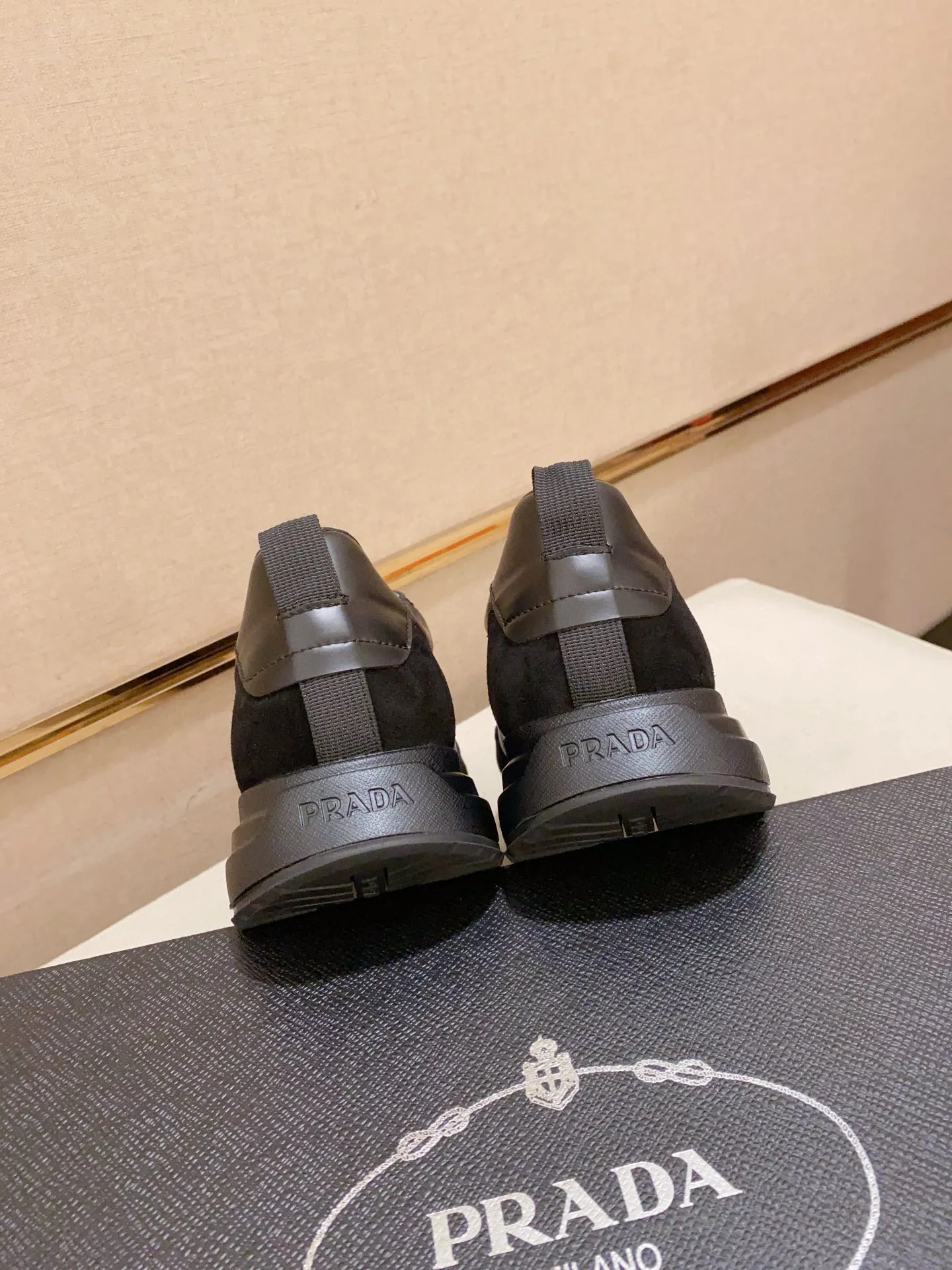 Men's shoes 💰: 500💰 [Prada～Prada] Trendy new styles are on the market. Same style as the official website. Counter quality. Original matching. [Strong] [Strong] Selected first-layer cowhide fabric. Comfortable and breathable sheepskin lining, fine workmanship, upper layer made of 100% pure cowhide, original last shape, comfortable on the feet, shoe sizes 38 to 44